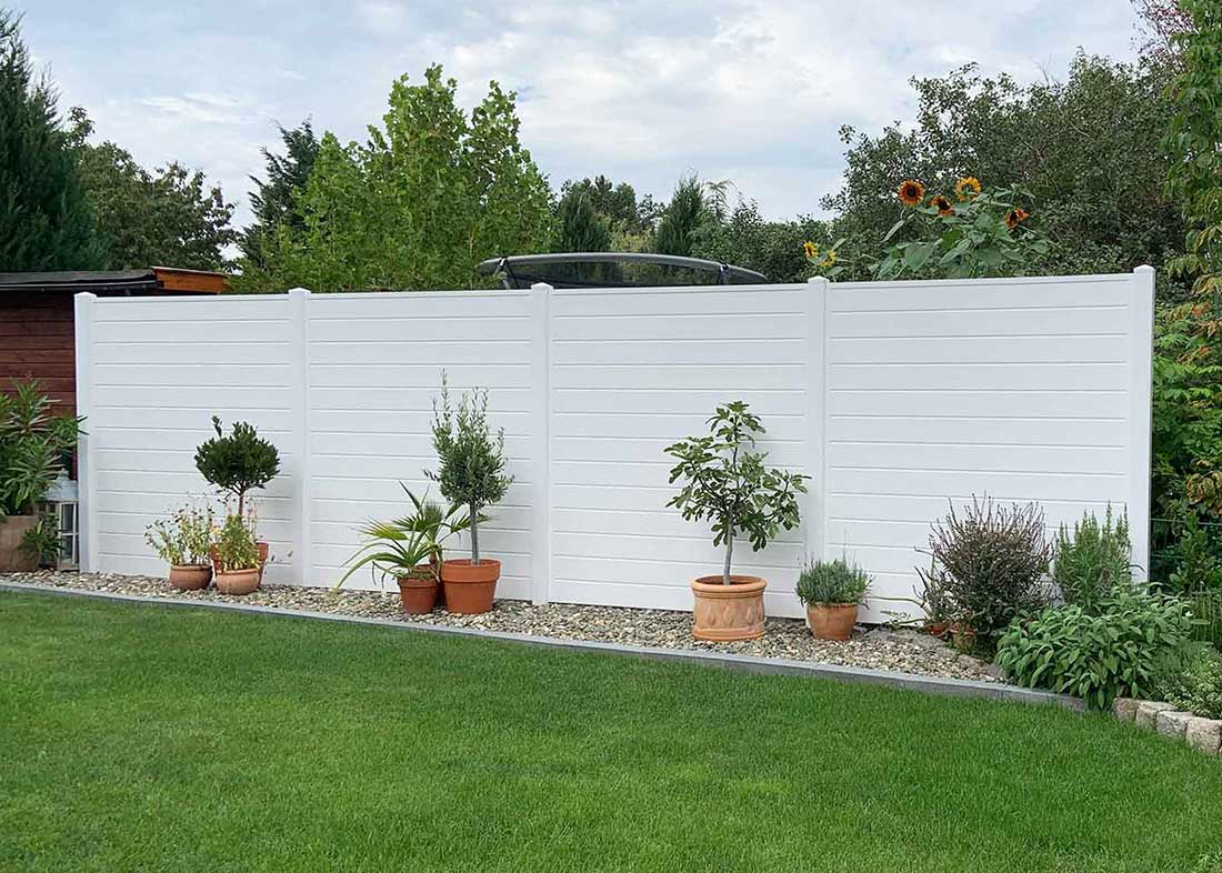 WPC Sichtschutz-Wand in Weiß im Garten