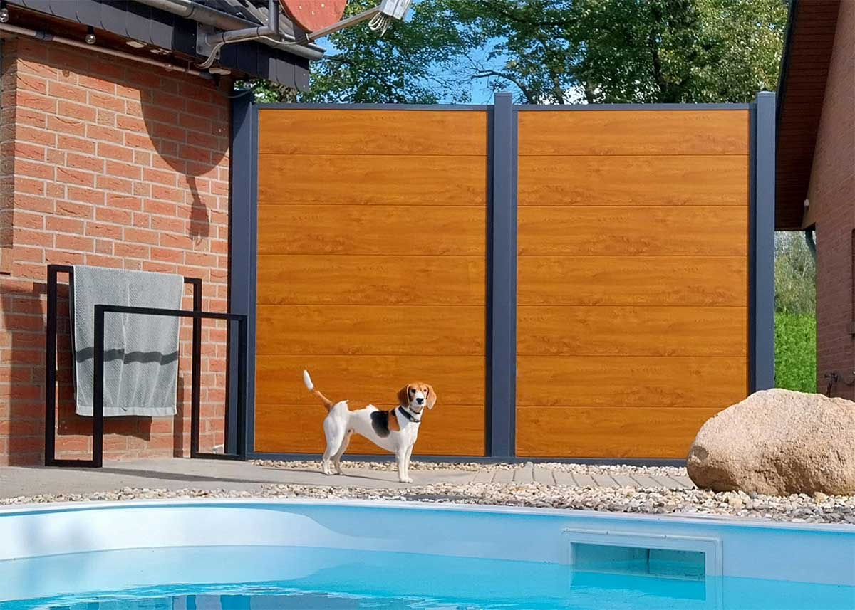 hochwertiger Poolsichtschutz Ecoline in Golden Oak, Eiche-Holzoptik für das Schwimmbecken 