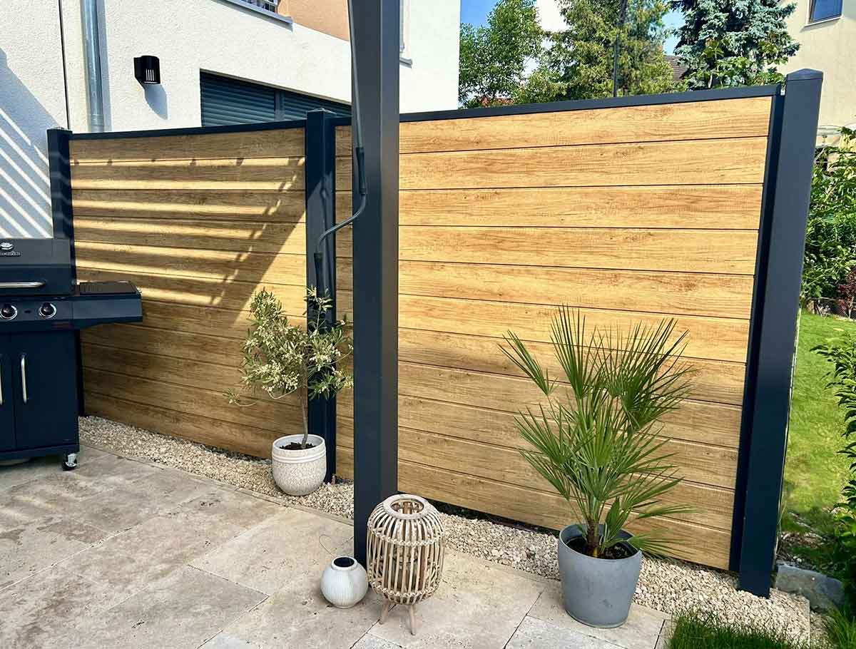 WPC Sichtschutz auf Terrasse in Holzoptik Beige Braun Desert Oak mit Anthrazit