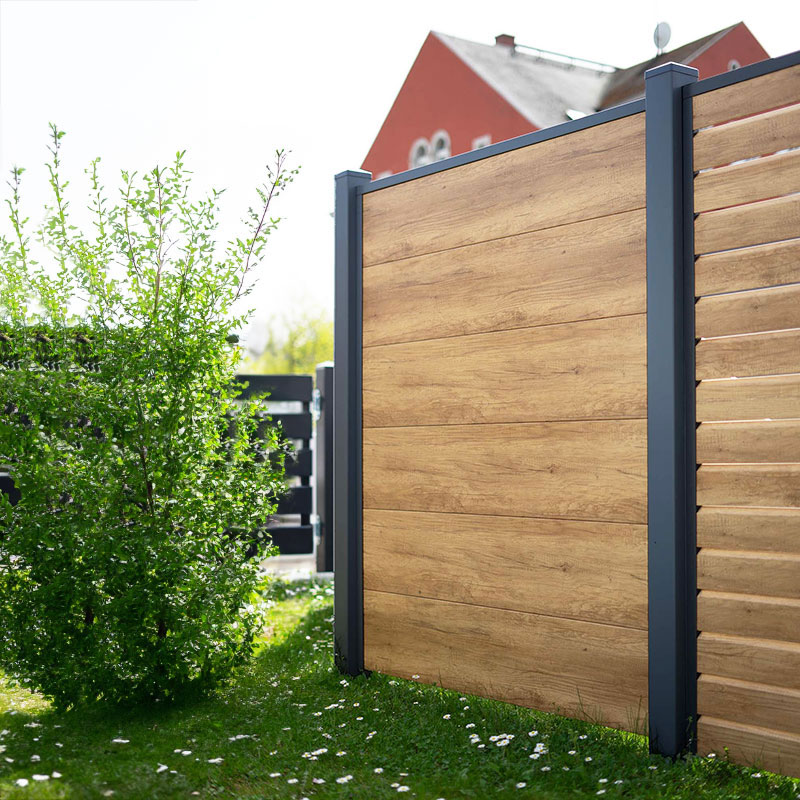 WPC Sichtschutz Holzoptik Beige Eiche Desert Oak im Garten