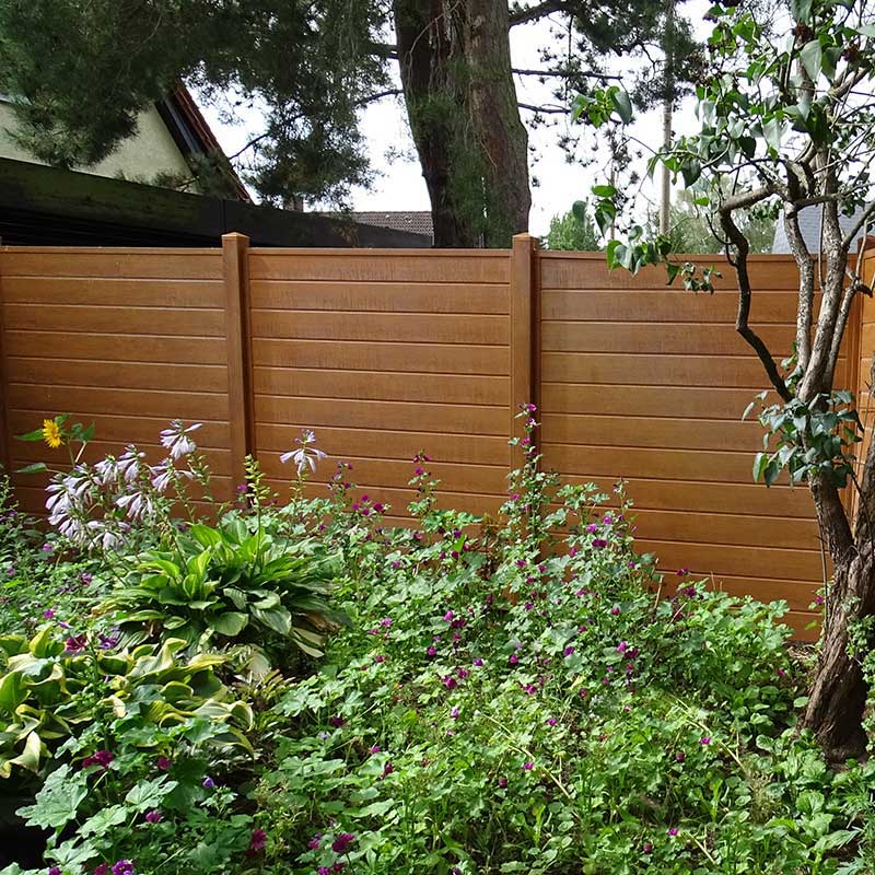 WPC Sichtschutz Holzoptik Hellbraun Eiche Golden Oak im Garten