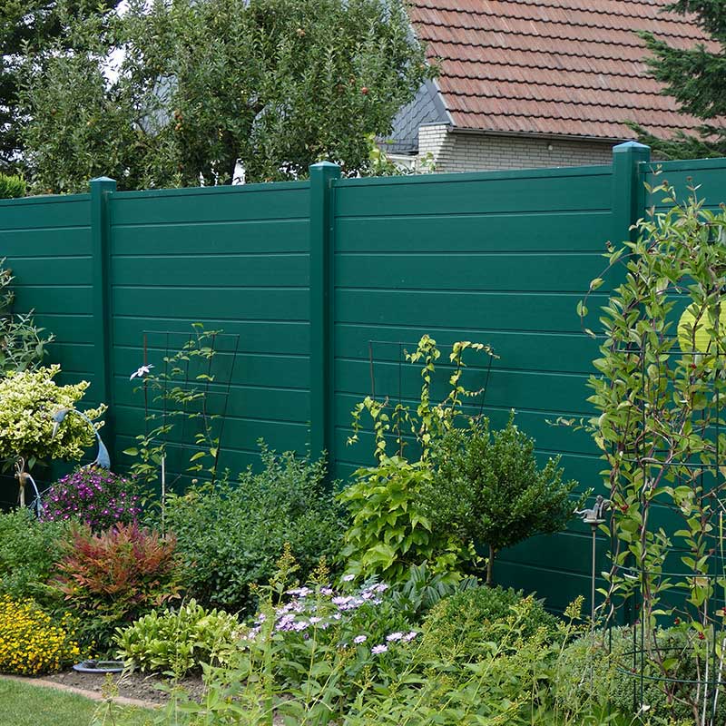 WPC Sichtschutz Grün Dunkelgrün Moosgrün im Garten