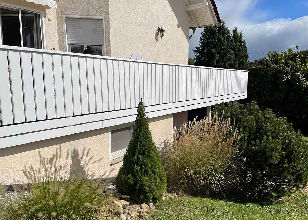 Durchgängig gut: Weißer Balkon aus wetterfestem Kunststoff