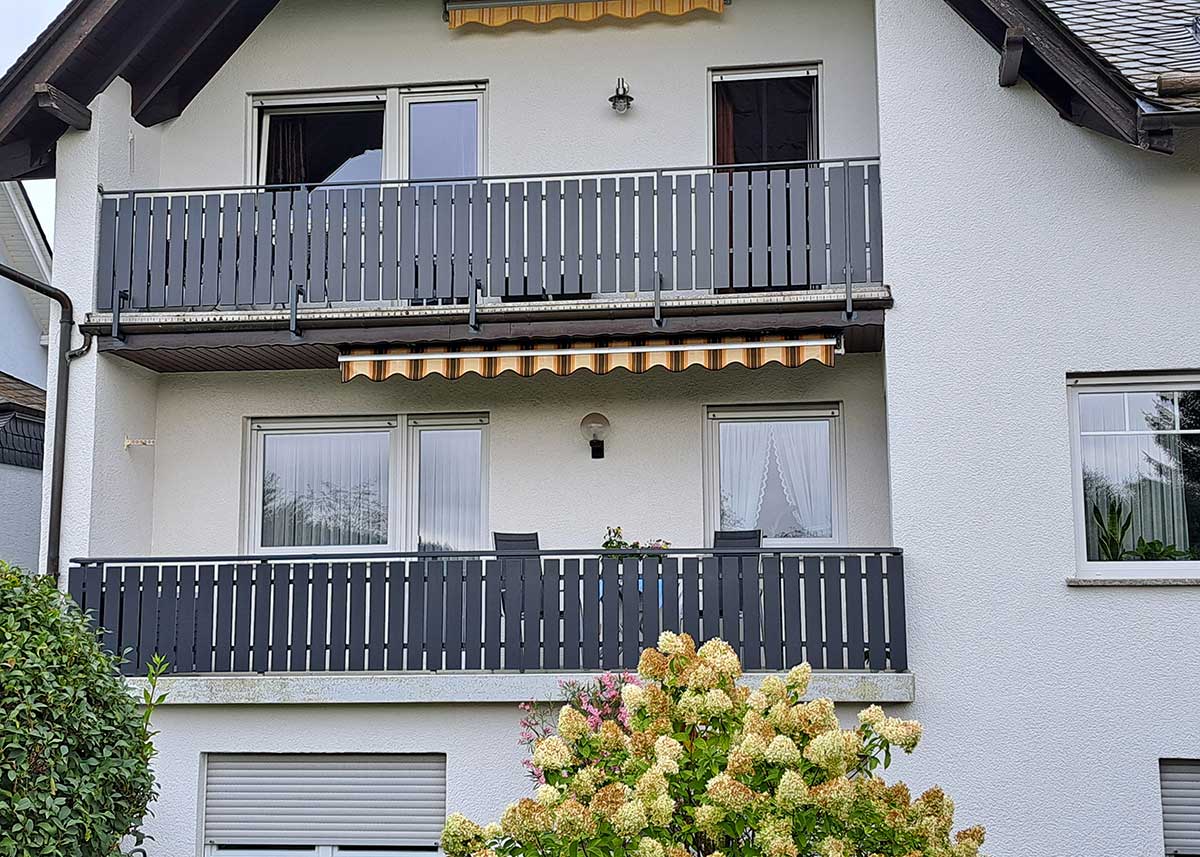 Klare Kante in Anthrazit – Balkonmodernisierung mit PVC-Fensterkunststoff