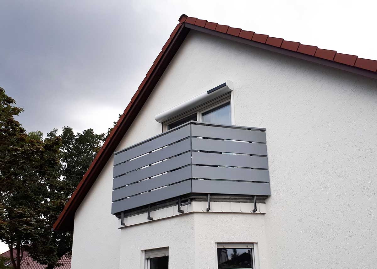 Balkonverkleidung mit Kunststoffbrettern in Grau aus Qualitäts-Kunststoff