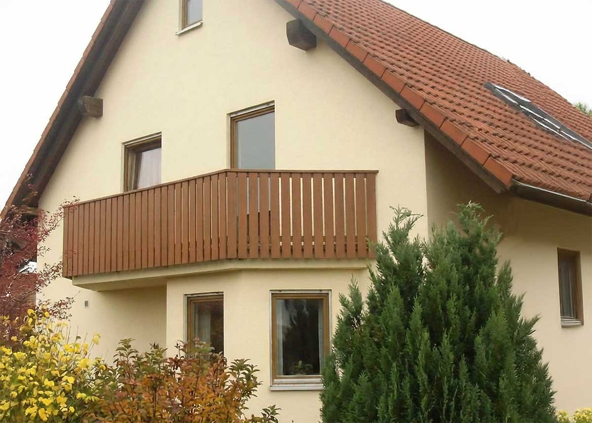 Balkon in Holzoptik Golden Oak aus Kunststoff – zeitlos, natürlich, pflegeleicht
