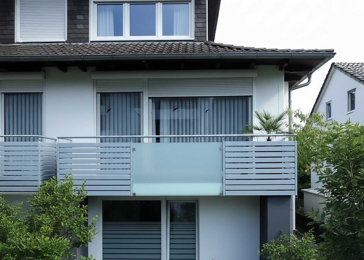 Silbergraues Balkongeländer mit schmalen Querlatten – Modernes Update ohne Aufwand