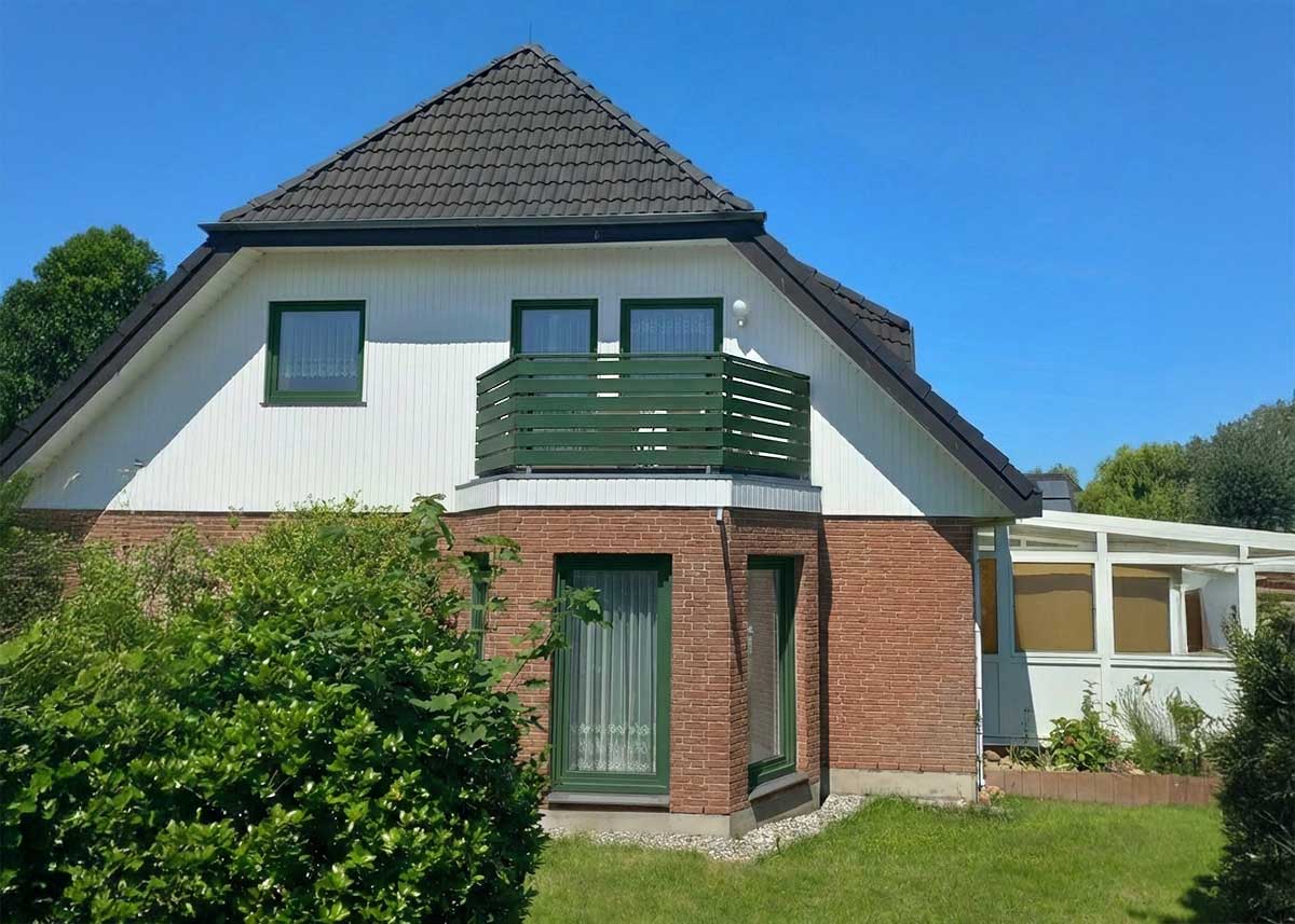 grüne Balkonlatten aus Kunststoff – pflegeleicht, passgenau und auf Maß gefertigt