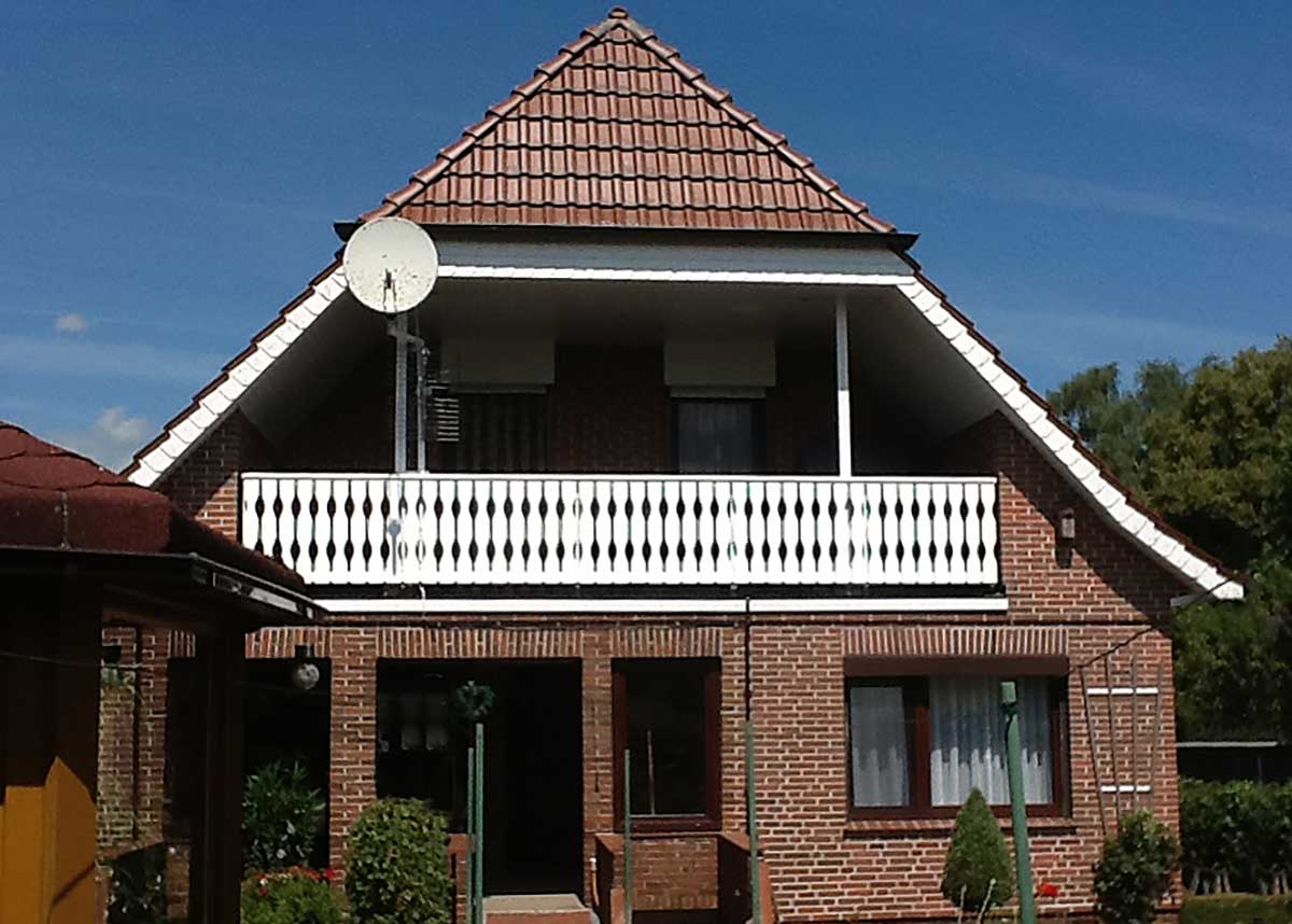 Weiße Balkonverkleidung aus geschwungenem Kunststoffprofil