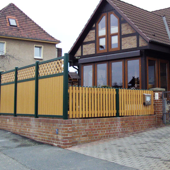 Lattenzaun mit passenden Sichtschutzzaun in Astfichte Moosgrün an der Straßenseite vom Haus