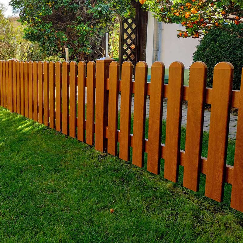 WPC Gartenzaun Lattenzaun in Holzoptik Eiche Braun Golden Oak im Garten