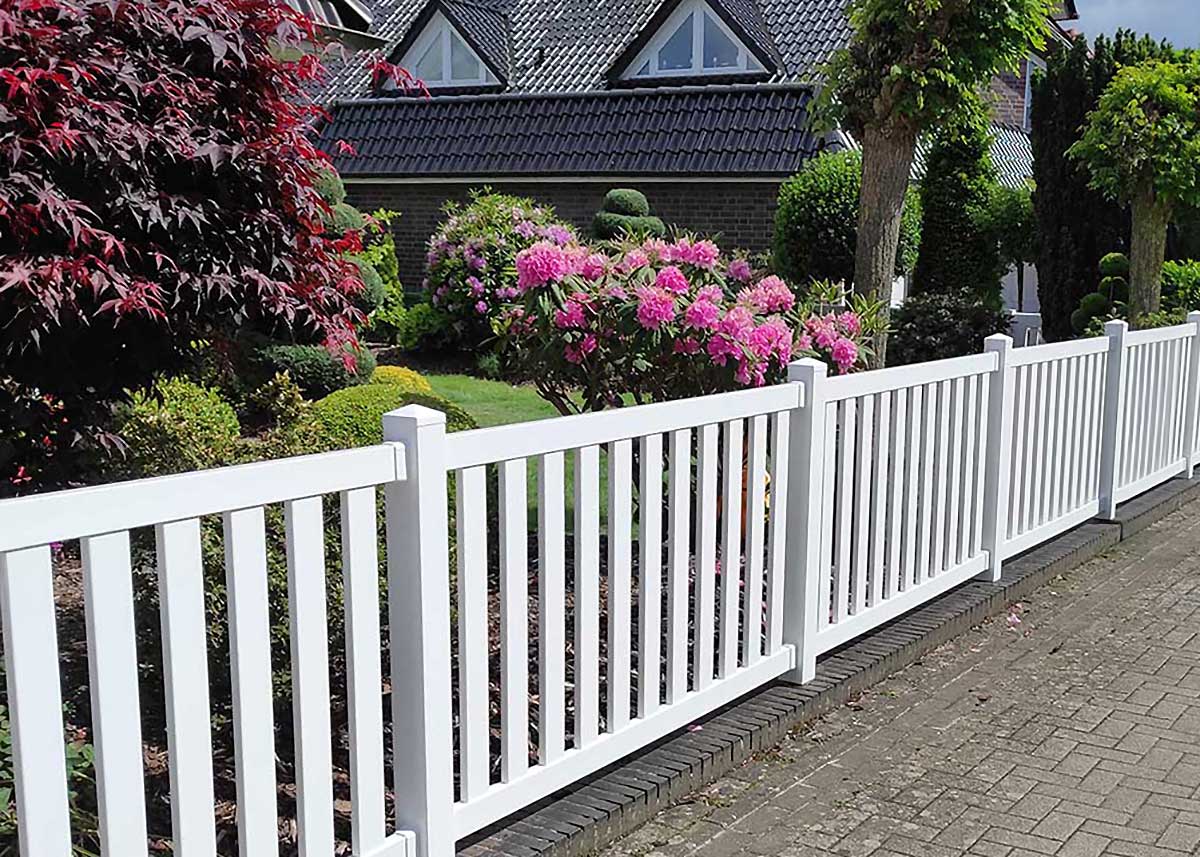 WPC Gartenzaun in Weiß als Rahmenzaun im Vorgarten