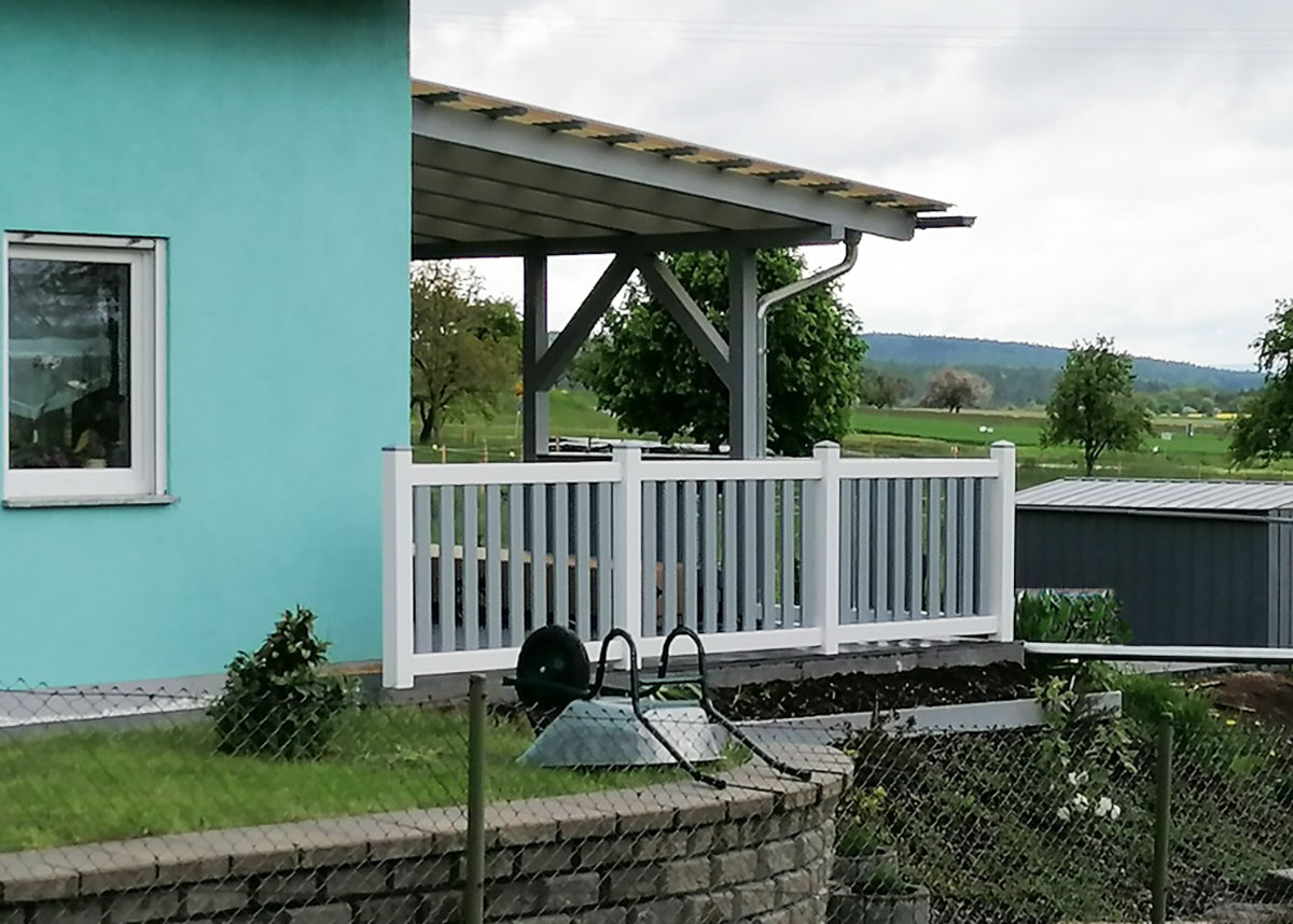 Rahmenzaun Verandazaun in Weiß und Grau aus hochwertigen Kunststoff  im Garten