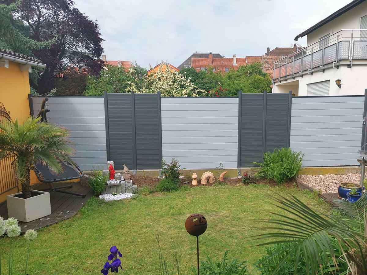 Sichtschutz dicht in Grau aus Kunststoff mit Aluminium-Rhombus-Sichtschutzelementen in Anthrazit im Garten