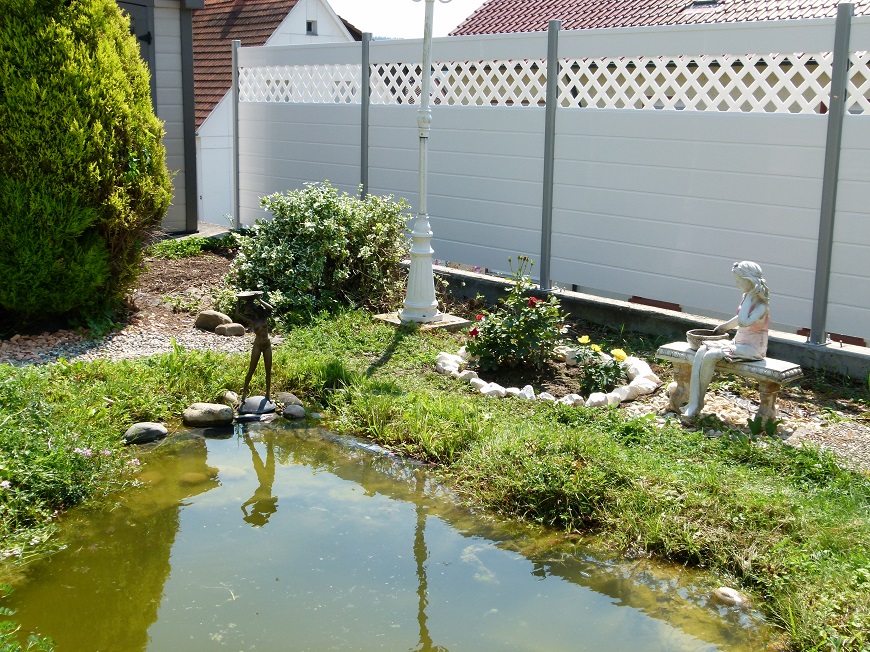 PVCTrennwand in Weiß für kleinen Teich